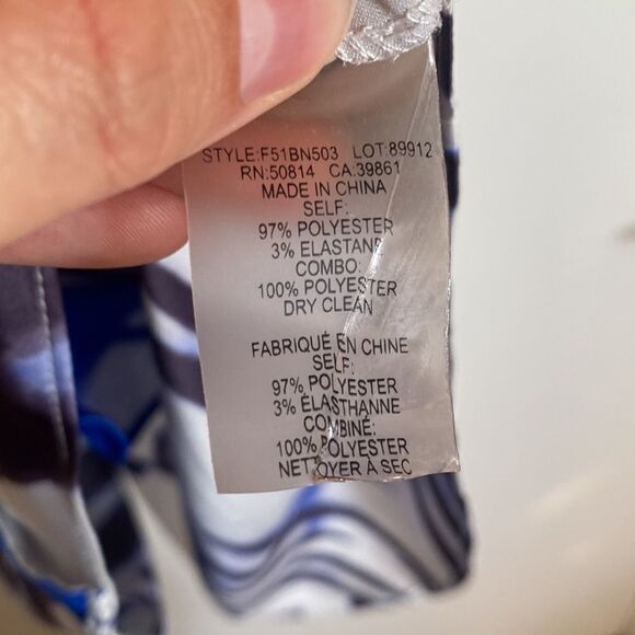 TAHARI- silk like sleeveless blouse- Size Small - Picture 8 of 9